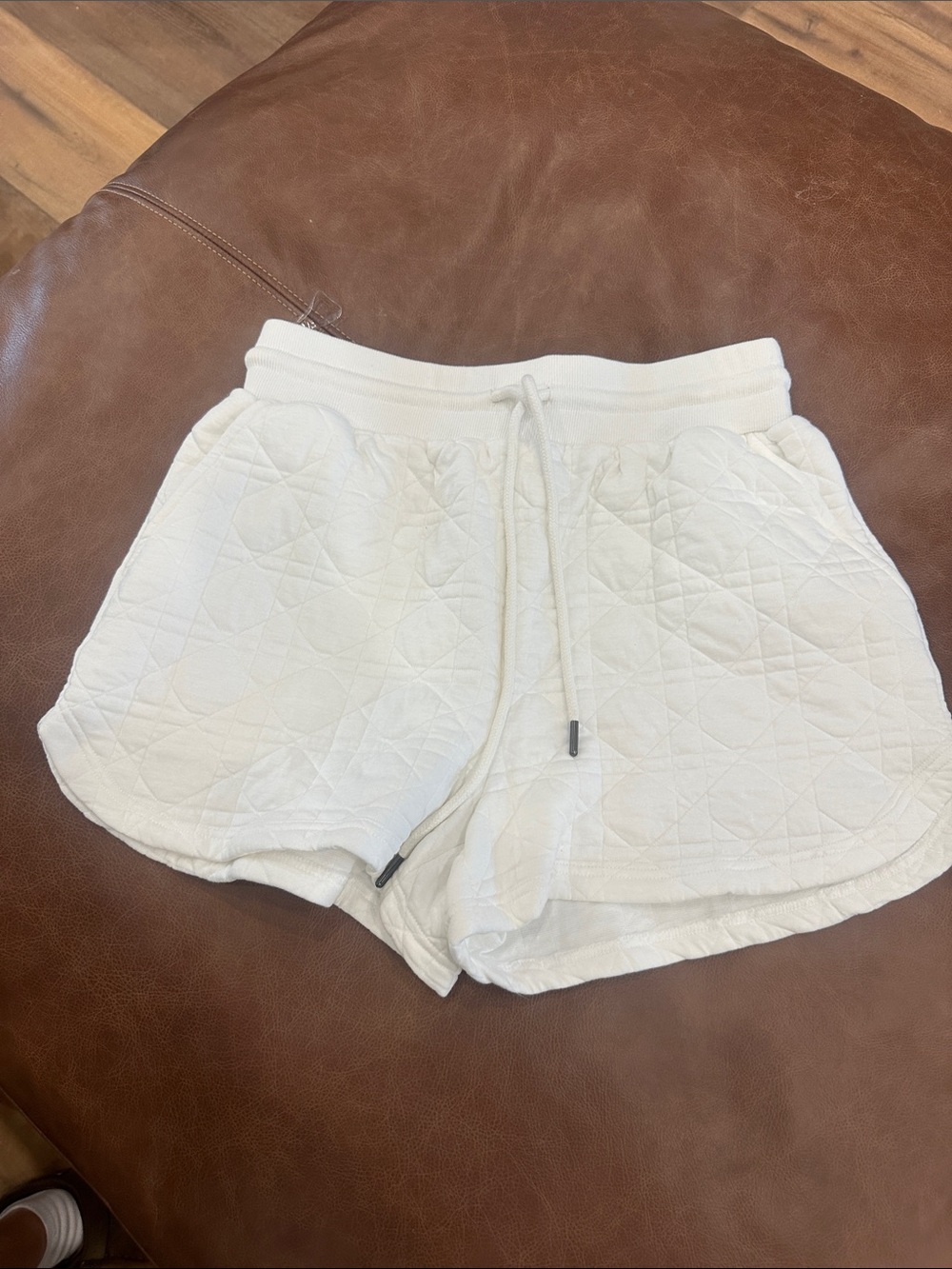 entro White Quilted Drawstring Athletic Shorts